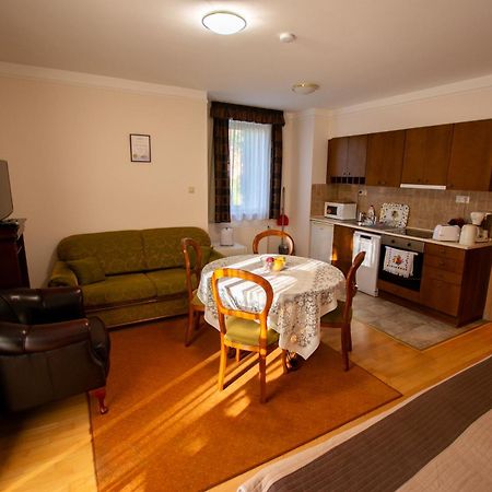 Bernadett Villa Apartman 3 Buk Exterior photo